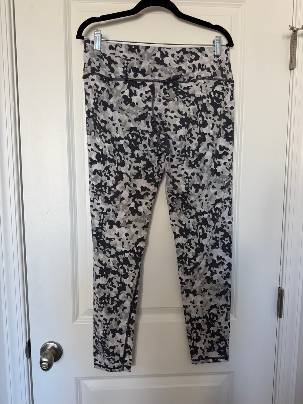 Victoria Sport Camo Print High-Waist Leggings - Gray, Blush & Black, Size L - Picture 3 of 6